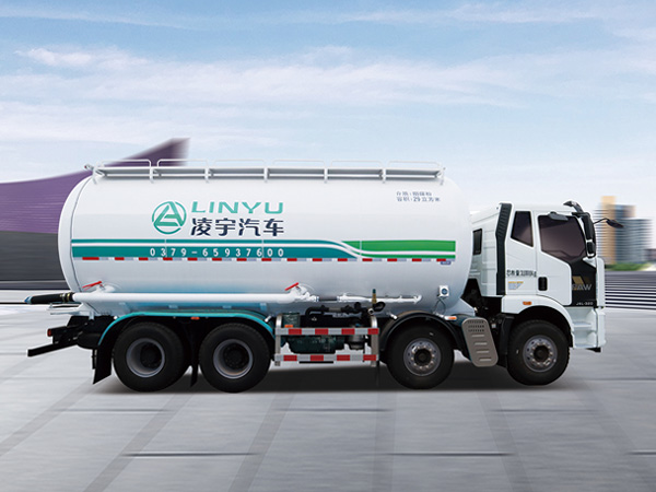 干混砂浆运输车怎样提升修建工程的物料运输效率？
